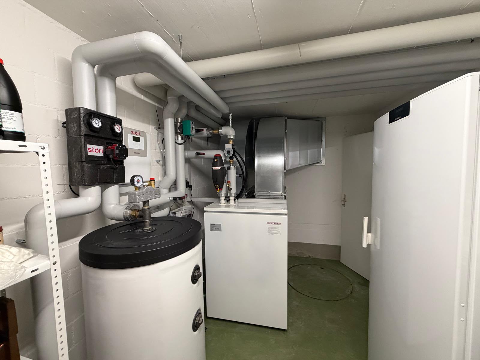 Innenaufgestellte Wärmepumpe in Benglen