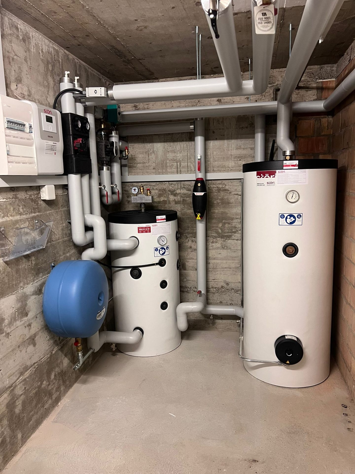 Wärmepumpen-Installation im Heizungsraum in Kollbrunn
