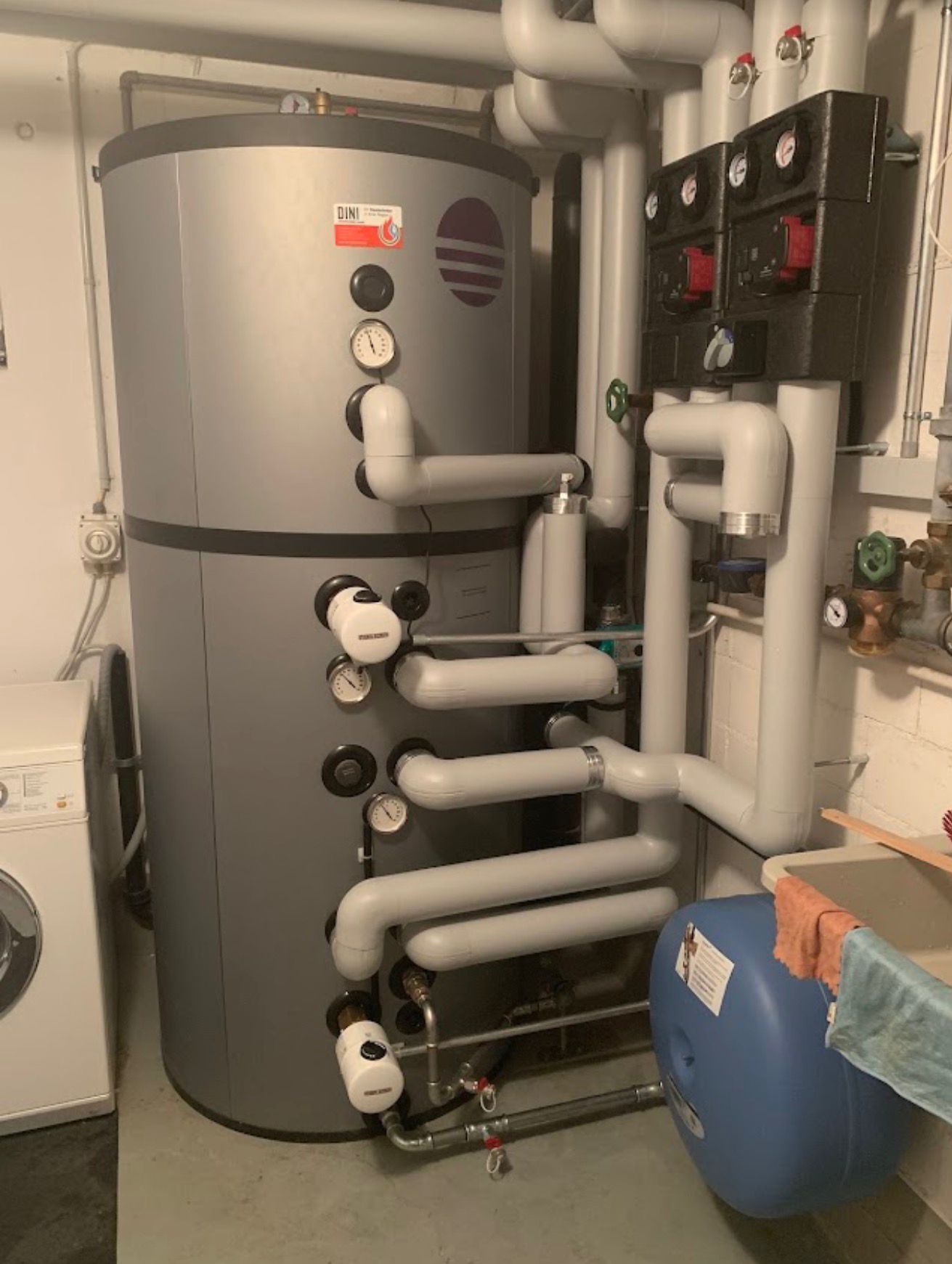 Wärmepumpen-Installation im Innenraum in Niederglatt